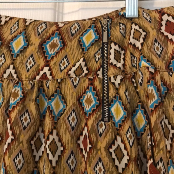 Patterned pants. - Picture 4 of 8